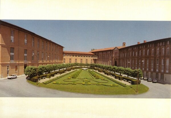 17 - L'Hôtel-Dieu et la Cour d'honneur, vue panoramique