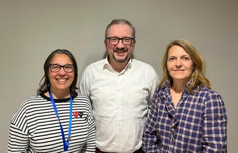 Le Pr. Philippe Cestac, entouré du Dr Chiara Alfarano (à g.) et du Dr Cécile McCambridge (à d.)