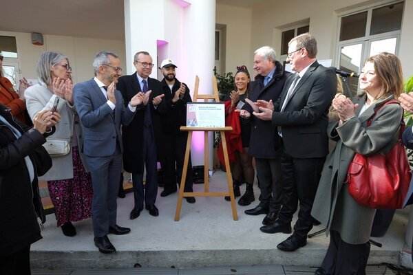 Plaque commémorative dévoilée lors de l'inauguration de la Maison des femmes