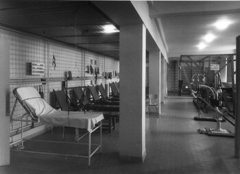 Salle de rééducation, années 1960