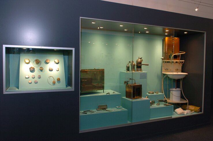 Musée des Instruments de Médecine - vitrines Stimulation cardiaque & asepsie