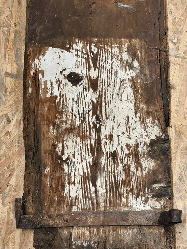 détail volet avec trace de peinture, à identifier