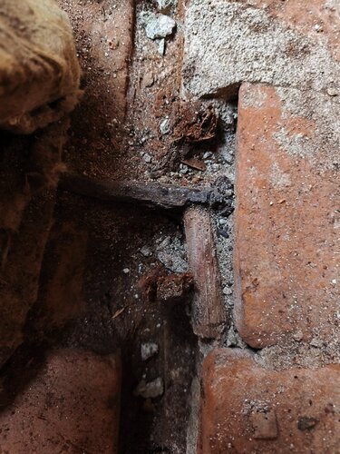 Tiges métalliques & anneaux scellées dans le chapiteau à la base de la fenêtre, et goupille de fermeture
